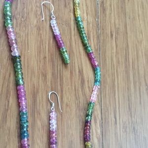 Beaded necklace and earring set adjustable